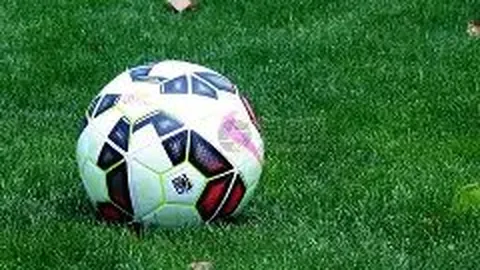 “里昂迎战巴黎强阵揭晓：四大名将缺席，16岁新星博利领衔出征！”